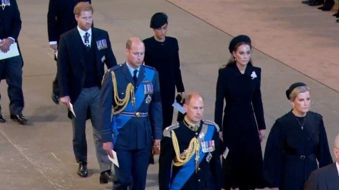 Pangeran William dan Pangeran Harry bergabung bersama istri mereka Kate Middleton dan Meghan Markle berbaris di belakang peti mati neneknya, Ratu Elizabeth II. Kini viral ekspresi Kate Middleton dan Meghan Markle saat prosesi pemakaman.