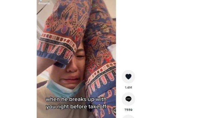 Wanita viral menangis dipeluk pramugari