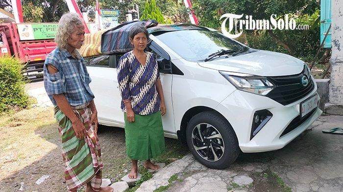 Wardji (kiri) dan Asih (kanan) berfoto dengan mobil yang baru dibelinya pada Sabtu (20/8/2022) lalu saya ditemui di rumahnya, di Kampung Bangunsari, Kelurahan Sragen Kulon, Kecamatan/Kabupaten Sragen, Senin (22/8/2022).