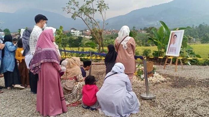 Dari pagi hingga sore warga terus berdatangan ke pemakaman Emmerin Kahn Mumtadz, putra sulung dari Gubernur Jawa Barat, di Cimaung Kabupaten Bandung, Selasa (14/6/2022).