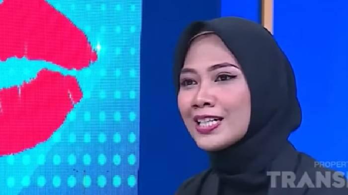 Winda Utami, penerjemah bahasa isyarat yang menerjemahkan penampilan Farel Prayoga