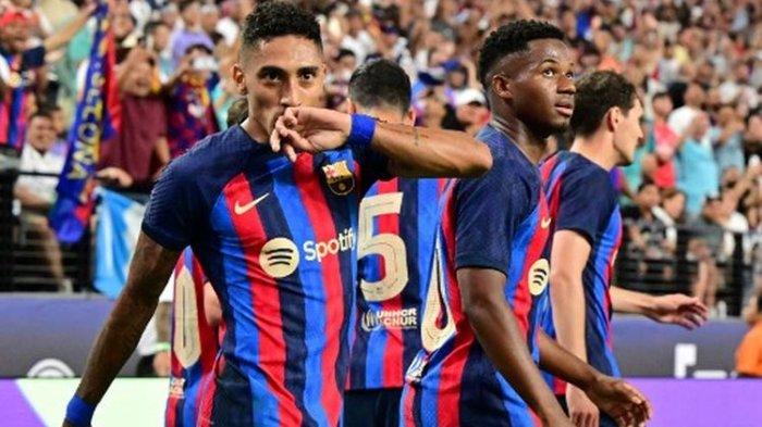 Winger Barcelona, Raphinha (kiri), merayakan gol ke gawang Real Madrid, pada laga uji coba di Stadion Allegiant, Las Vegas, Nevada, AS, Minggu (24/7/2022) pagi WIB. Selanjutnya, Barcelona akan menghadapi Juventus di Dallas pada Rabu (27/7/2022).