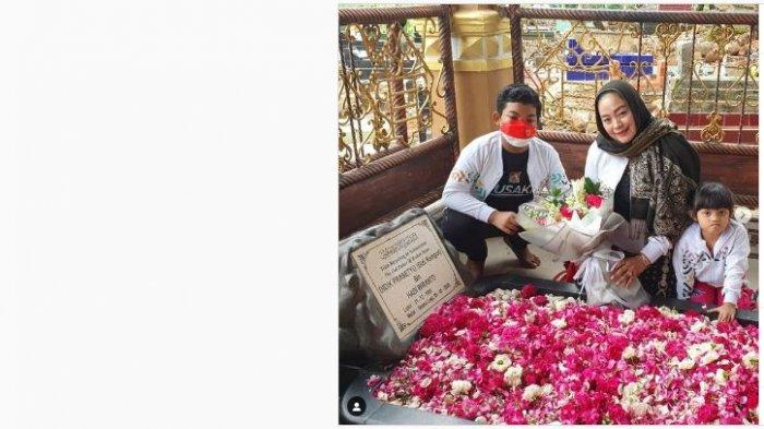 Yan Vellia ziarah ke makam Didi Kempot (Instagram/yanvellia_didikempotmanagement)