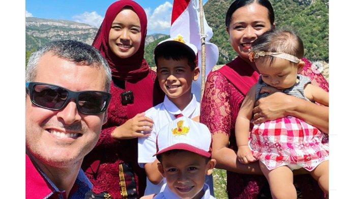 Yanti bersama suami dan empat anaknya