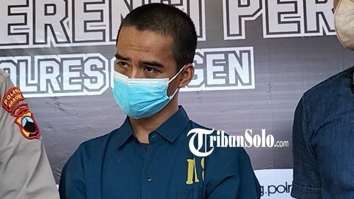 Zubairi warga Sragen nekat membakar rumah teman wanitanya karena merasa sakit hati setelah dicampakkan ketika terpuruk, saat dihadirkan di Mapolres Sragen, Jumat (23/9/2022).