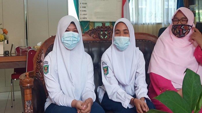 Teman-teman sekolah Safeena Vidri Fathira, masing-masing Anggita dan Alifa saat ditermui TribunPadang.com, Kamis (18/3/2021).