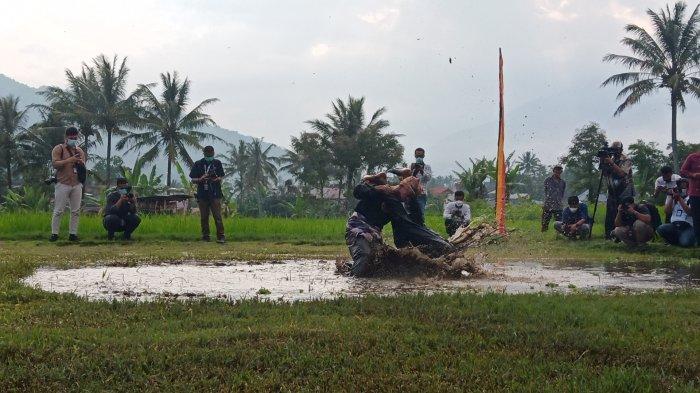Atraksi silek lanyah di Desa Wisata Kubu Gadang saat kedatangan Menparekraf Sandiaga Uno, Rabu (21/4/2021) sore.