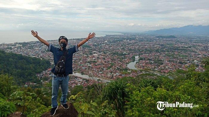 Aksen seorang pengunjung saat menikmati puncak Bukit Matoa di Mata Air, Kecamatan Padang Selatan, Kota Padang, Sumatera Barat, Selasa (27/10/2020).