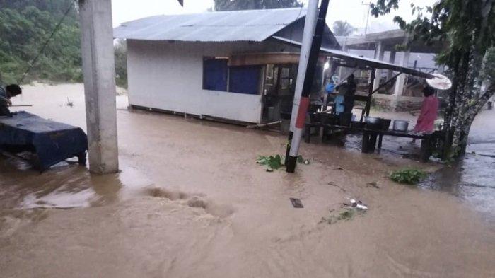 Banjir di Kelurahan Teluk Kabung Tengah, Kecamatan Bungus Teluk Kabung, Kota Padang, Sumatera Barat, Minggu (21/3/2021).