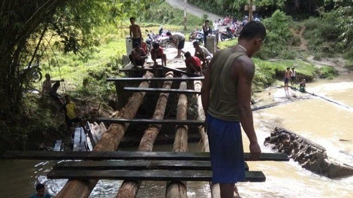 Kondisi jembatan darurat yang masih tahap pembangunan guna dapat menghubungkan akses dan aktivitas masyarakat kembali normal di Kabupaten Sijunjung, Provinsi Sumatera Barat, Senin (29/3/2021).