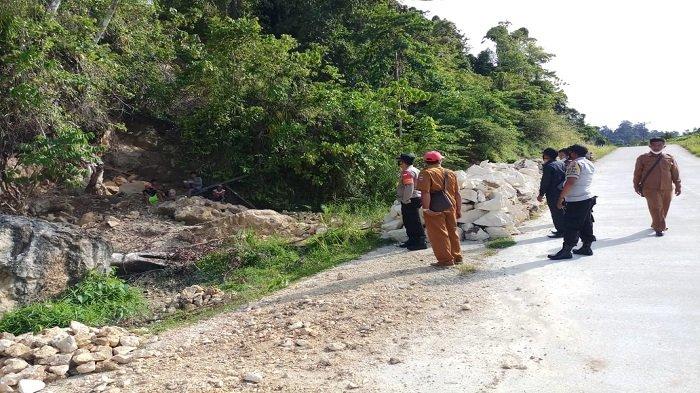 Aparat mendatangi sekaligus mengimbau agar masyarakat berhenti melakukan aktivitas memecah batu bukit di Desa Ghoso'oinan, Kecamatan Sipora, Kepulauan Mentawai, Provinsi Sumatera Barat (Sumbar).