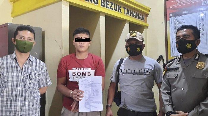 AT (22) seorang terduga pelaku melakukan penggelapan akhirnya, diamankan Polres Pasaman Barat sesaat dirinya menyelesaikan masa hukuman dalam kasus hukum terpisah sebelumnya.