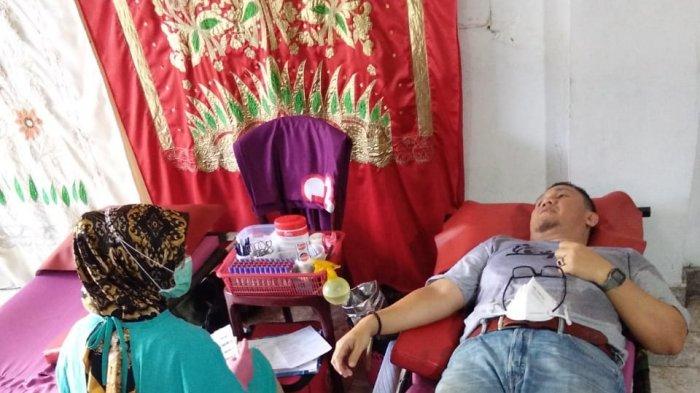 Keluarga Besar Scooter Fan's Club (SFC) Padang menggelar kegiatan sosial berupa khitanan massal gratis dan donor darah uang digelar di SMA Baiturrahmah Padang, Minggu (11/4/2021).