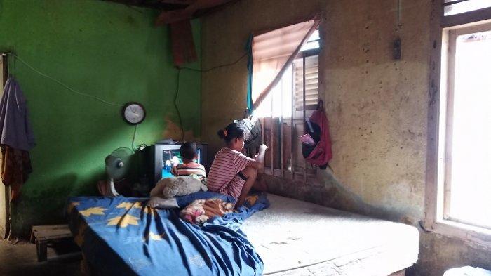 Dua cucu yang dirawat Nenek Martini di Padang.