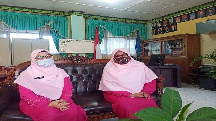 Wakil Kesiswaan SMPN 2 Padang, Triesna Suwanda, SPd yang didampingi Wakil Kurikulum, Hj Wetty, SPd saat ditemui TribunPadang.com, Kamis (18/3/2021)