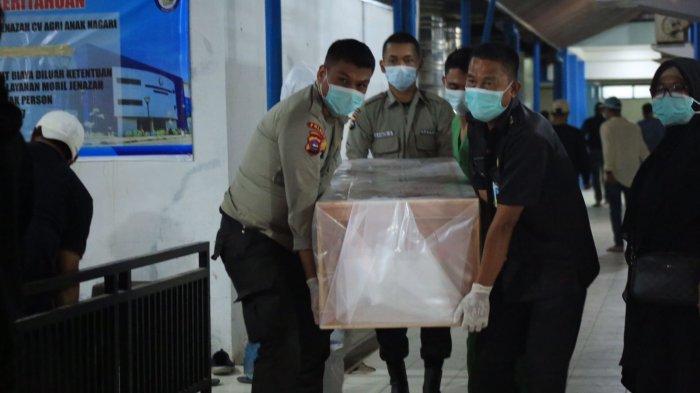 Jenazah mantan Wagub Sumbar Nasrul Abit saat dibawa setelah dilepas secara resmi oleh Sekda Provinsi Hansastri di RSUP M Djamil Padang, Sabtu (28/8/2021)
