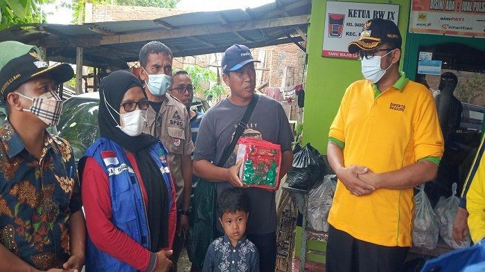 Wali Kota Padang Hendri Septa meninjau lokasi banjir di Dodok Tunggul Hitam, Kota Padang, Provinsi Sumatera Barat (Sumbar), Kamis (30/9/2021).