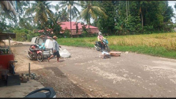 Jalan Balai Baru, Kelurahan Gunung Sarik, Kecamatan Kuranji, Kota Padang, Provinsi Sumatera Barat (Sumbar) tampak rusak parah, Selasa (6/4/2021)