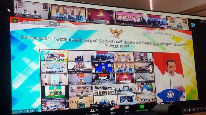 Presiden Republik Indonesia Joko Widodo (Jokowi) membuka Rapat Koordinasi Nasional (Rakornas) Penanggulangan Bencana Tahun 2021 secara virtual di ruang kerjanya, Rabu (3/3/2021).