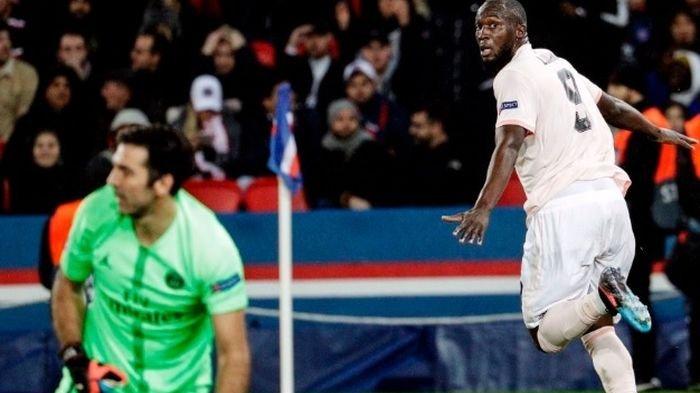 Ekspresi kiper Paris Saint-Germain, Gianluigi Buffon (kiri), seusai dibobol striker Manchester United, Romelu Lukaku, dalam laga leg kedua babak 16 besar Liga Champions di Stadion Parc des Princes, 6 Maret 2019.
