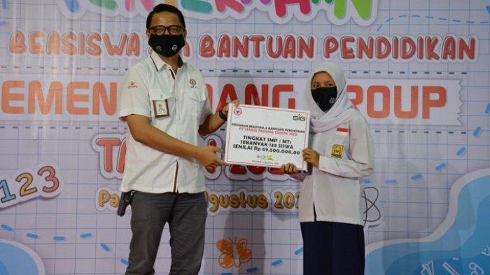 Kepala Unit CSR PT Semen Padang M Ikrar menyerahkan beasiswa kepada salah seorang pelajar pada Agustus 2020.