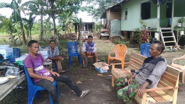 Ketua RT 4 RW 8, Yusrizal bersama sejumlah warga di Kelurahan Dadok Tunggul Hitam kecamatan Nanggalo Kota Padang sedang berkumpul dengan warga Minggu (30/5/2021).
