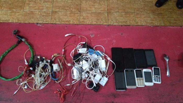 Barang bukti atau BB hasil razia oleh Tim Satuan Operasional Kepatuhan Internal (Satopspatnal) Lembaga Pemasyarakatan atau Lapas Kelas IIA Padang di kamar hunian, Kamis (25/3/2021) malam