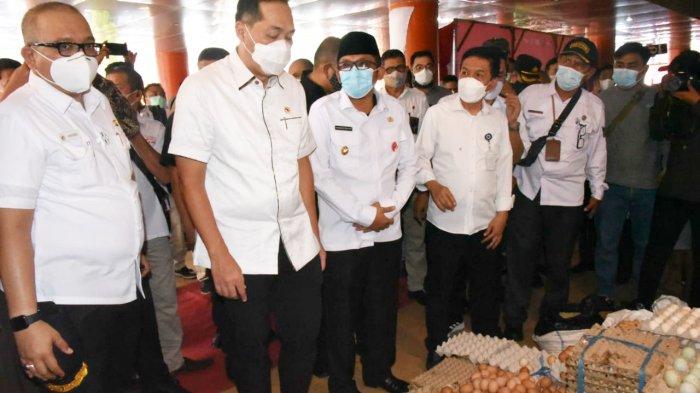 Menteri Perdagangan (Mendag) RI, Muhammad Lutfi didampingi Plt Wali Kota Padang, Hendri Septa turut serta Anggota Komisi VI DPR RI Andre Rosiade melakukan kunjungan ke Pasar Raya Kota Padang, Provinsi Sumatera Barat (Sumbar), Selasa (6/4/2021)