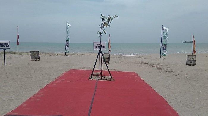 Lokasi Wapres RI Maruf Amin beserta Gubernur Sumbar Mahyeldi di tepi pantai untuk menghadiri seremoni acara dan kunjungan kerja mereka di Kota Pariaman, Provinsi Sumbar, Selasa (6/4/2021).