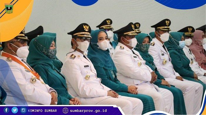 Ketua Tim Penggerak Pembinaan Kesejahteraan Keluarga (TP PKK) Provinsi Sumatera Barat (Sumbar), Harneli Bahar, melantik Ketua TP PKK dan wakil Ketua TP PKK dari 11 kabupaten dan kota di Auditorium Gubernuran, Padang, Jumat (26/2/2021).