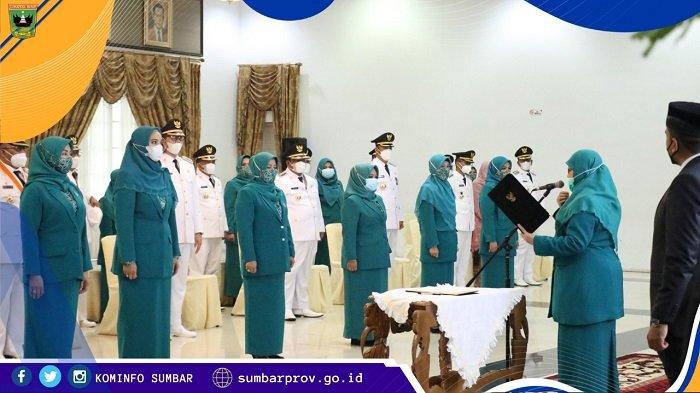 Ketua Tim Penggerak Pembinaan Kesejahteraan Keluarga (TP PKK) Provinsi Sumatera Barat (Sumbar), Harneli Bahar, melantik Ketua TP PKK dan wakil Ketua TP PKK dari 11 kabupaten dan kota di Auditorium Gubernuran, Padang, Jumat (26/2/2021).