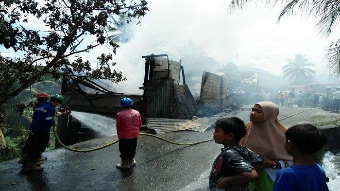 Satu rumah warga ludes terbakar di Jalan Silo RT 03/RW 01, Kelurahan Batu Gadang, Kecamatan Lubuk Kilangan, Kota Padang, Provinsi Sumatera Barat (Sumbar), Senin (19/4/2021) sekira pukul 11.00 WIB.