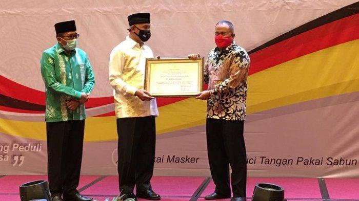 Wali Kota Padang Mahyeldi Ansharullah (dua dari kiri) menyerahkan apresiasi kepada PT Semen Padang atas kontribusi penanganan COVID-19 di Kota Padang, yang diterima Kepala Departemen Komunikasi & Hukum Perusahaan PT Semen Padan