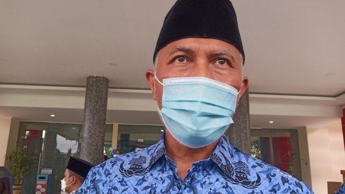 Gubernur Sumbar saat ditemui wartawan usai apel di Halaman Kantor Gubernur Sumbar, Senin (17/5/2021).