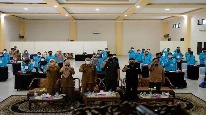 Wali Kota, H Fadly Amran, BBA Datuak Paduko Malano saat membuka kegiatan Pelatihan Wisata Buatan (Outbond) di Aula Mifan, Kota Padang Panjang, Provinsi Sumatera Barat (Sumbar) Selasa (12/10/2021).