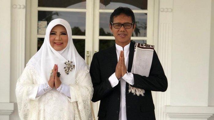 Mantan Gubernur Sumbar Irwan Prayitno dan istrinya Nevi Zuairina