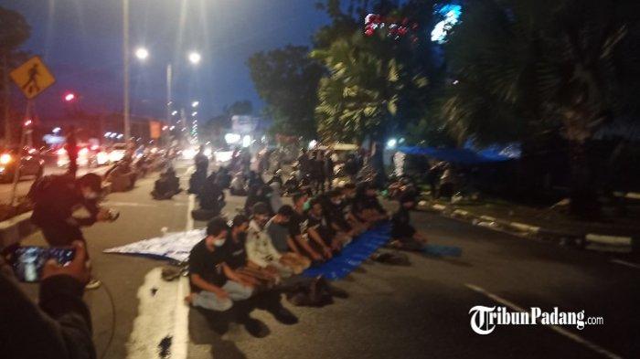 Massa aksi salat magrib berjemaah di Jalan Khatib Sulaiman, Padang, Jumat (9/10/2020).