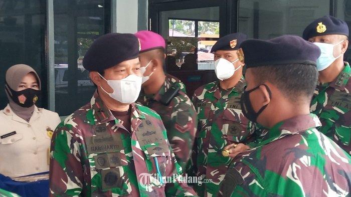 Tiga orang prajurit Matra laut dari Satuan Kapal Patroli Satrol Lantamal II diberikan penghargaan oleh Danlantamal II Padang Laksamana Pertama TNI Hargianto, Selasa (12/10/2021).