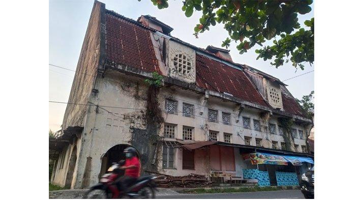 Melihat Gedung Geo Whery dan Co, Bangunan Bergaya Arsitektur Belanda di Kawasan Kota Tua Padang, foto diambil Selasa (25/5/2021)