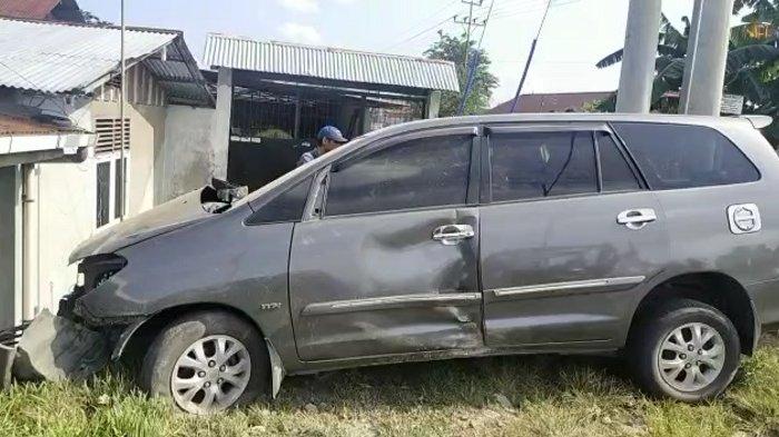 Mobil Kijang Innova mengalami kerusakan setelah ditabrak kereta api di Padang, Rabu (21/4/2021).