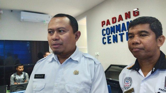 Kepala Dinas Pemuda dan Olahraga (Dispora) Padang, Mursalim (kiri)