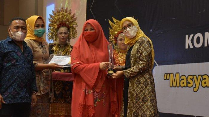 Kepala Unit Humas & Kesekretariatan PT Semen Padang Nur Anita Rahmawati (kanan) ketika menerima Anugerah Keterbukaan Informasi Publik yang diserahkan Anggota DPR RI Nevi Zuairina (kiri).