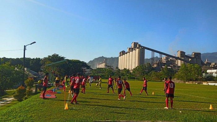 Tim Semen Padang FC (SPFC) melakukan laga uji coba kontra PS Kuranji pada Kamis (15/7/2021) sore hari ini. Uji coba tersebut dilakukan di lapangan Mess Indarung Kota Padang, Provinsi Sumatera Barat (Sumbar)