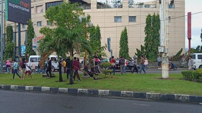 Pelajar SMA saat berada di depan Basko Mal, menuju lokasi demo di DPRD Sumbar, Kamis (8/10/2020).