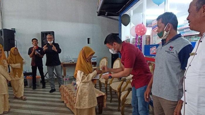 Peluncuran Minang Mart Benteng Padang Rabu (10/3/2021) diawali dengan memberikan santunan pada anak yatim dari Pesantren Budi Mulya.