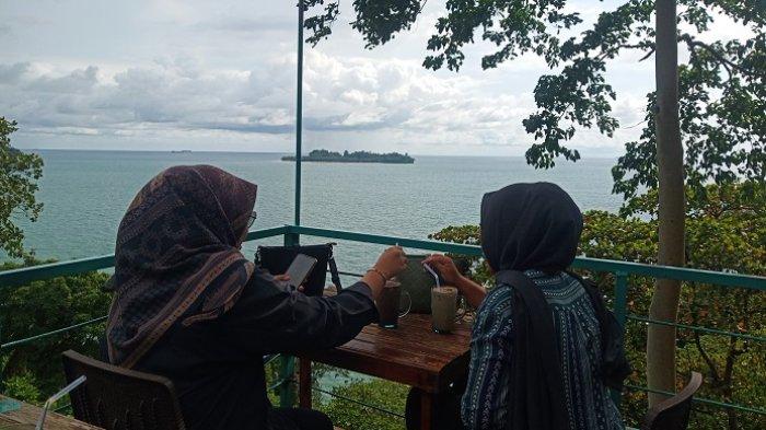 Pengunjung tengah menikmati kuliner di Kawasan Bukit Gado-gado atau sepanjang jalan baru menuju Pantai Air Manis Kota Padang.