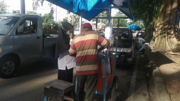 Penjual lamang tapai di dekat Pasar Alai, Padang.