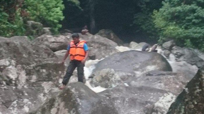 Petugas saat melakukan penyisiran di aliran sungai di Teluk Kabung Utara, Kecamatan Bungus Teluk Kabung, Kota Padang, Sumbar, Jumat (26/3/2021)