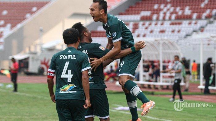 Para pemain PSMS Medan Rachmad Hidayat melakukan selebrasi setelah menjebol gawang Babel United pada pertandingan Liga 2 di Stadion Gelora Sriwijaya Jakabaring, Palembang, Senin (11/10/2021).