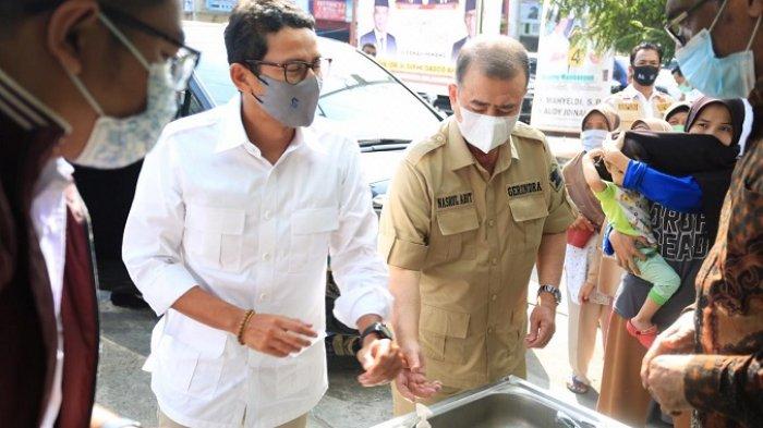 Sandiaga Uno bersama Nasrul Abit saat berada di Padang, Kamis (12/11/2020).